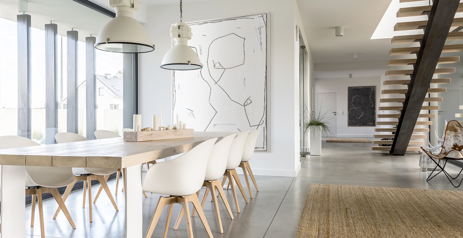Domestic,Open,Space,With,Dining,Table,And,Wooden,Stairs